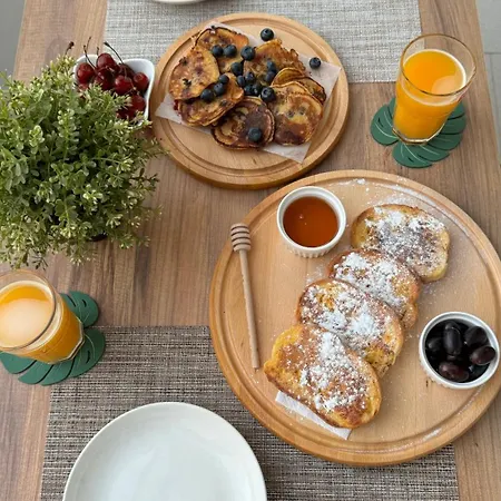 Peci アパート ジロカストラ