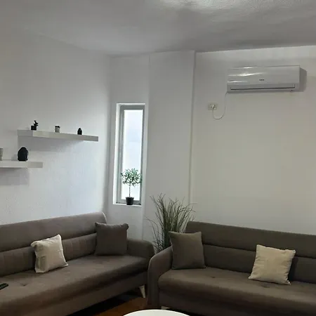 Peci ジロカストラ